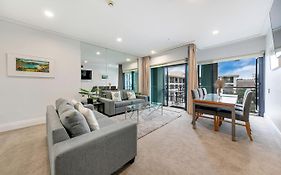 Elegant Waterfront Apartment With Harbour View